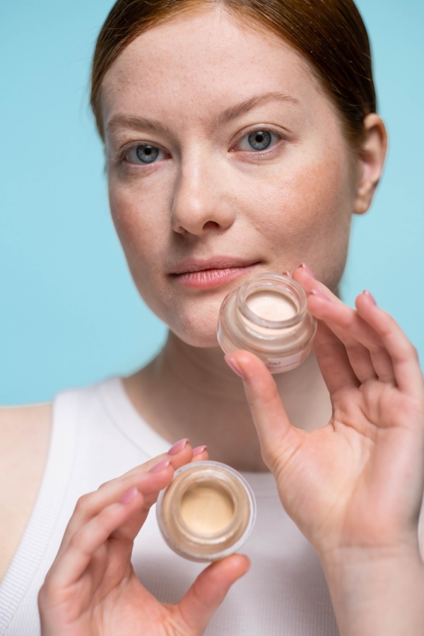 How to cover up acne and blemishes with concealer